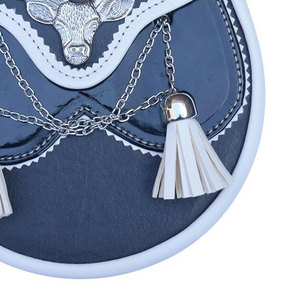 Sporran de Cuero Vegano Blanco y Negro con Diseño de Cabeza de Ciervo Escocés, Borlas de Cuero de 2 Cruces y Cadena de Cinturón - Product Image 4