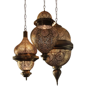 Juego de tres lámparas colgantes marroquíes de latón antiguo con filigrana, estilo farol, brillo exótico - Product Image 1
