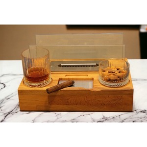 Cendrier de bureau en bois avec porte-verres et fente pour cigares, design minimaliste pour usage domestique - Product Image 1