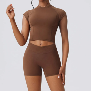 Ensemble de yoga 2 pièces, haut court taille haute et short, couleur unie, col rond, manches courtes, vêtements de sport pour femmes - Product Image 5