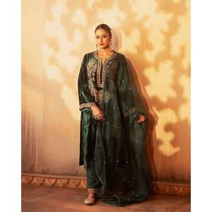 Ensemble de costume de fête pour femme Maruti Designer vert avec broderie et sequins lourds, taille L - Product Image 2