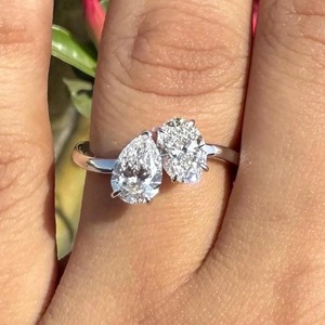 Bague Toi et Moi en or 14 carats _ Bague de fiançailles avec diamant de laboratoire en forme de poire et d'ovale - Product Image 3