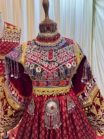 Robe de soirée bohème longue en velours rouge brodée d'inspiration afghane avec manches lanternes et perles