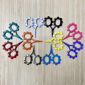 Ciseaux à broder en forme de fleur colorés, coupe-fil de précision en acier inoxydable pour la couture, l'artisanat et la broderie - Product Image 1