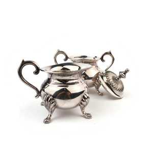 Juego de azucarera y jarra para crema en tono plateado vintage, servicio de té de metal estilo rococó, jarra para crema con base decorativa y azucarera con tapa. - Product Image 5