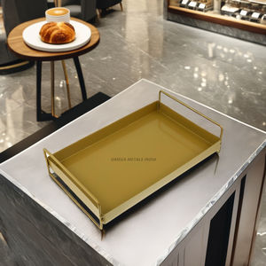 Plateau de service rectangulaire en or élégant avec un design moderne et des poignées robustes, parfait pour un divertissement élégant et une décoration intérieure - Product Image 1