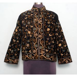 Chaqueta Acolchada con Bordado Floral Hecho a Mano, Detalle de Botones, Forro de Algodón a Rayas, Estilo de Secado Rápido para Otoño e Invierno, Ropa de Fiesta - Product Image 1