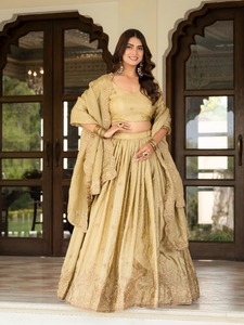 Atractivo Lehenga Choli de seda color crema con bordado de lentejuelas para boda - Product Image 3