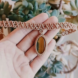 สร้อยคอแมคราเม่ทำมือประดับพลอยไทเกอร์อายทรงรีสีน้ำตาล สายสีเบจ สไตล์โบโฮ เครื่องประดับเพื่อสุขภาพ ขายส่ง - Product Image 1