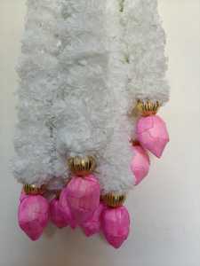 Guirnalda Floral de Caléndulas Blancas Hechas a Mano con Capullos de Loto de Madera Sola para Decoración de Escenarios de Boda y Entradas, Decoración para Templos Pooja y Festividades - Product Image 3