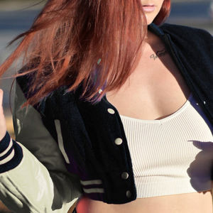 Veste courte universitaire pour femme, style Letterman, noir et beige, avec manches en similicuir, vêtement d'extérieur décontracté, mode féminine - Product Image 1