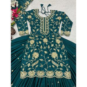 Conjunto Elegante de Diseñador para Fiesta: Top de Satén, Lehenga y Dupatta - Product Image 3