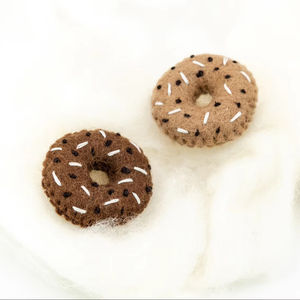 Donut de Fieltro Cosido con Chispas, Juguete de Comida de Imitación Hecho a Mano, Decoración para Fiestas Infantiles, Donuts de Colores Personalizados, Venta al Por Mayor - Product Image 1