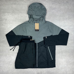 Ensemble de survêtement gris à capuche coupe-vent pour homme, veste zippée avec poches latérales et pantalon de jogging noir, tenue sportive décontractée pour le printemps - Product Image 3