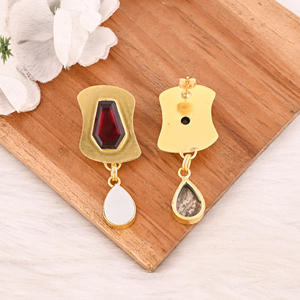 Boucles d'oreilles en laiton plaqué or avec pierres précieuses grenat hydro et nacre, serties à la main, pour femmes, lot de 10 paires en gros - Product Image 5