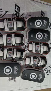 Almohadillas de entrenamiento Fairtex Muay Thai de alta resistencia para boxeo tailandés profesional - Product Image 3