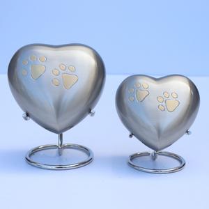 โกศทองเหลืองคุณภาพสูงสำหรับใส่เถ้ากระดูกสัตว์เลี้ยง รูปหัวใจสลักลาย โกศเผาศพสัตว์เลี้ยง รูปหัวใจทองเหลือง/ดีบุก ทำด้วยมือ โกศรูปอุ้งเท้าสัตว์เลี้ยง - Product Image 2