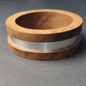 Bracelet en bois bicolore moderne avec incrustation en métal argenté poli - Bracelet géométrique en bois durable - Minimaliste et écologique - Product Image 3