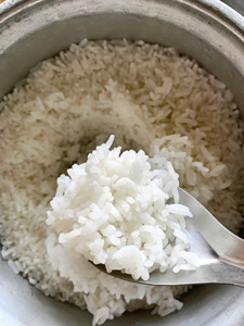 ข้าวหอมมะลิเวียดนามขายส่งจำนวนมาก ข้าว Riz ST25 เมล็ดยาว บรรจุภัณฑ์ขายปลีก 5กก. 10กก. คุณภาพพรีเมียม - Product Image 4