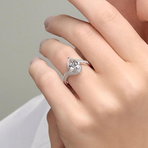 Bague de fiançailles en diamant de laboratoire en forme de poire de 3,50 carats avec pierres latérales torsadées – Bague en diamant de forme poire certifiée IGI - Product Image 1
