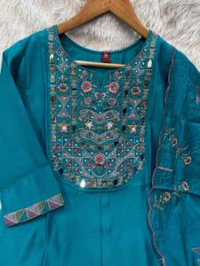 Ensemble Kurti brodé bleu sarcelle longueur ras du sol avec dupatta, tenue décontractée traditionnelle indienne et pakistanaise pour femme, coupe régulière, en viscose pure Mango - Product Image 3