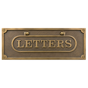 Plaque de porte traditionnelle en lettres noires et laiton avec installation par vis pour entrée - Product Image 2