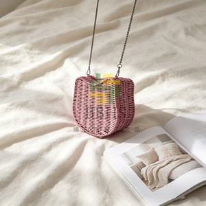 Bolso de Hombro Rosa Geométrico de Paja con Correa de Cadena, Estilo Bohemio, Parte Superior Abierta, para Uso Diario - Product Image 1