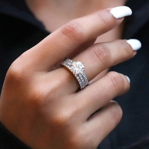 Ensemble de bagues de mariage en diamant de laboratoire taille ronde 2,40 TC, or jaune 14 carats, avec alliance assortie pavée parallèle - Product Image 6