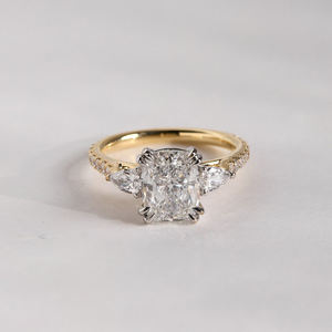 แหวนหมั้นเพชรทรงลูกแพร์ประดับเพชรด้านข้างแบบพรีเมียม เพชรเพาะเลี้ยงในห้องปฏิบัติการ รับรองโดย IGI สี D E F ความใส VVS VS ทองคำ ทองคำกุหลาบ ทองคำขาว - Product Image 6