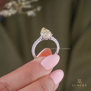 Anillo de compromiso de oro macizo con diamante amarillo talla pera de laboratorio, banda micro pavé de diamantes con engaste compartido para mujer - Product Image 5