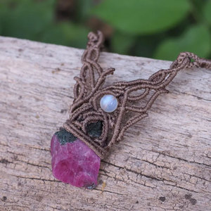 Pendentif artisanal en macramé marron avec pierre de zoïsite rubis et pierre de lune, collier bohème en pierres brutes, cordon réglable, bijoux de guérison - Product Image 3