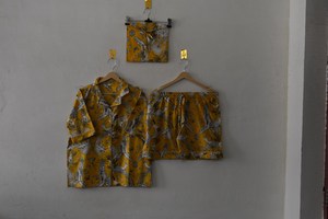 Ensemble de pyjama en coton artisanal imprimé jungle jaune ocre, imprimé floqué artisanal, élégant, en pur coton, pour l'été - Product Image 4