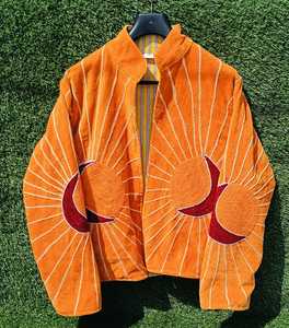 เสื้อแจ็คเก็ตกำมะหยี่สีส้มสำหรับผู้หญิง พร้อมลายปักพระอาทิตย์และพระจันทร์เสี้ยว ดีเทลลายเส้นประกาย และแขนเสื้อยาวเต็มตัว สไตล์บูติก - Product Image 3