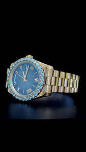 Montre de luxe style or rose, lunette saphir bleu glace et aquamarine, cadran noir, chiffres romains, fabrication suisse, montre habillée pour homme - Product Image 6