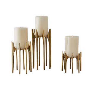 Porte-bougie traditionnel en métal doré pour les cérémonies du temple et la décoration de la maison - Product Image 1