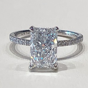 Anillo de compromiso de moissanita de lujo con diamante de corte radiante personalizado, anillo de eternidad con moissanita VVS de 2 quilates con corte baguette y circonitas heladas - Product Image 6