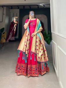 Ensemble traditionnel indien pakistanais pour femmes, robe Anarkali en soie jacquard avec châle, tenue de mariage brodée de fleurs - Product Image 3