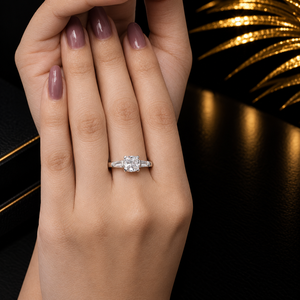 Anillo de Compromiso D'vins con Diamante Corte Cojín, Oro Blanco de 18K, Tres Piedras, Baguette Cónico - Product Image 5