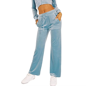 Ensemble de survêtement court en velours pour femme de haute qualité – Confortable, doux et brillant – Idéal pour la détente, le streetwear, les tenues décontractées et les activités sportives - Product Image 6