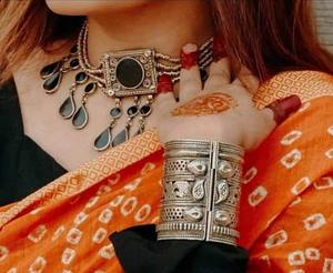 Collier tribal afghan de style antique rare, orné de pièces de monnaie en argent oxydé, de détails de fil torsadé complexe et d'une pierre rouge cramoisie profonde. - Product Image 2