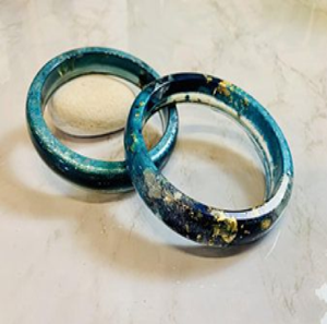 Chunky <b>clear</b> <b>resin</b> bangle filled with bright orange and pink dried garden flowers, available at wholesale prices. - Product Image 5