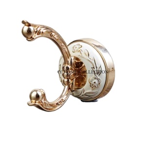 Ganchos de pared de metal compactos para un almacenamiento minimalista en dormitorios, apartamentos y espacios de vivienda más pequeños - Product Image 1