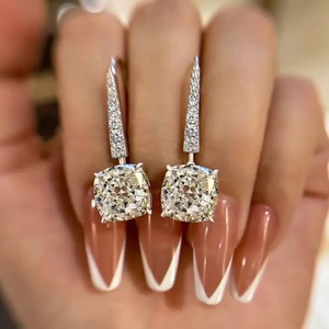 Boucles d'oreilles pour femmes en argent sterling 925 plaqué or blanc et jaune, serties de moissanite de qualité supérieure, taille coussin exquise - Product Image 2