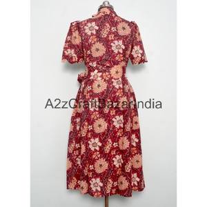 เดรสผู้หญิงผ้าฝ้ายถักลายดอกไม้ทรงเอไลน์ความยาวปานกลาง คอวี แขนสั้น มีกระเป๋า ติดกระดุม เหมาะสำหรับใส่ทำงาน ซักได้ - Product Image 6