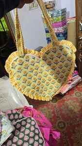 Sacs à main jaunes motif cœur, sacs fourre-tout Saint-Valentin, sacs de pique-nique multifonctionnels mignons en coton, sacs de rangement personnalisés pour l'été et l'automne - Product Image 4