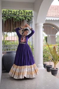 Navratri ชุดอินเดียบูติกสุดพิเศษชุดกาวน์คุณภาพระดับพรีเมียมหรูหราสวยงามสะดุดตาที่สุด - Product Image 4