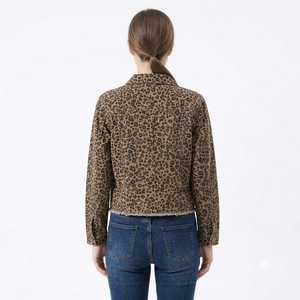 Chaqueta de pana con estampado de leopardo personalizada al por mayor para mujer, abrigo corto de invierno con dobladillo deshilachado, fabricante OEM - Product Image 2