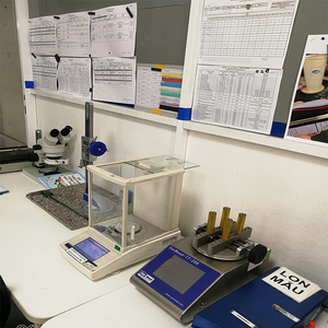 Botellas de perfume de vidrio pintadas a mano con tapón de rosca, rociador de bomba, tapas desinfectantes de plástico, cierres de botellas de champú, MOQ 100PCs - Product Image 2