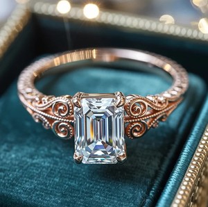 Anillo de Compromiso y Boda de Plata 925 Chapado en Oro de 18K con Moissanita Corte Esmeralda Estilo Antiguo para Ella - Product Image 5