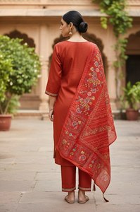 Ensemble Kurti et pantalon en tissu de soie de coton pur, coupe droite, bordure semi-cousue, couleur unie, haute brillance, pour tenue de mariage - Product Image 5